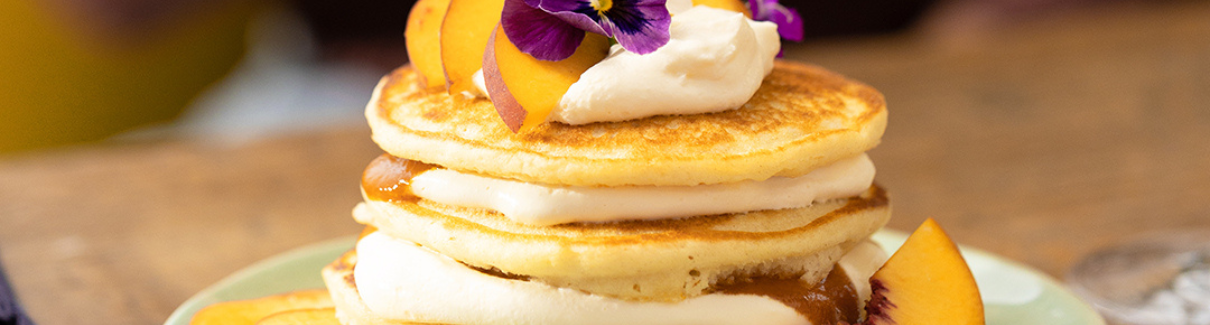 Krusteaz Peach Bellini Pancakes (Panqueques Melocotón Bellini de Krusteaz) - Recipes | Tips | Bravo 